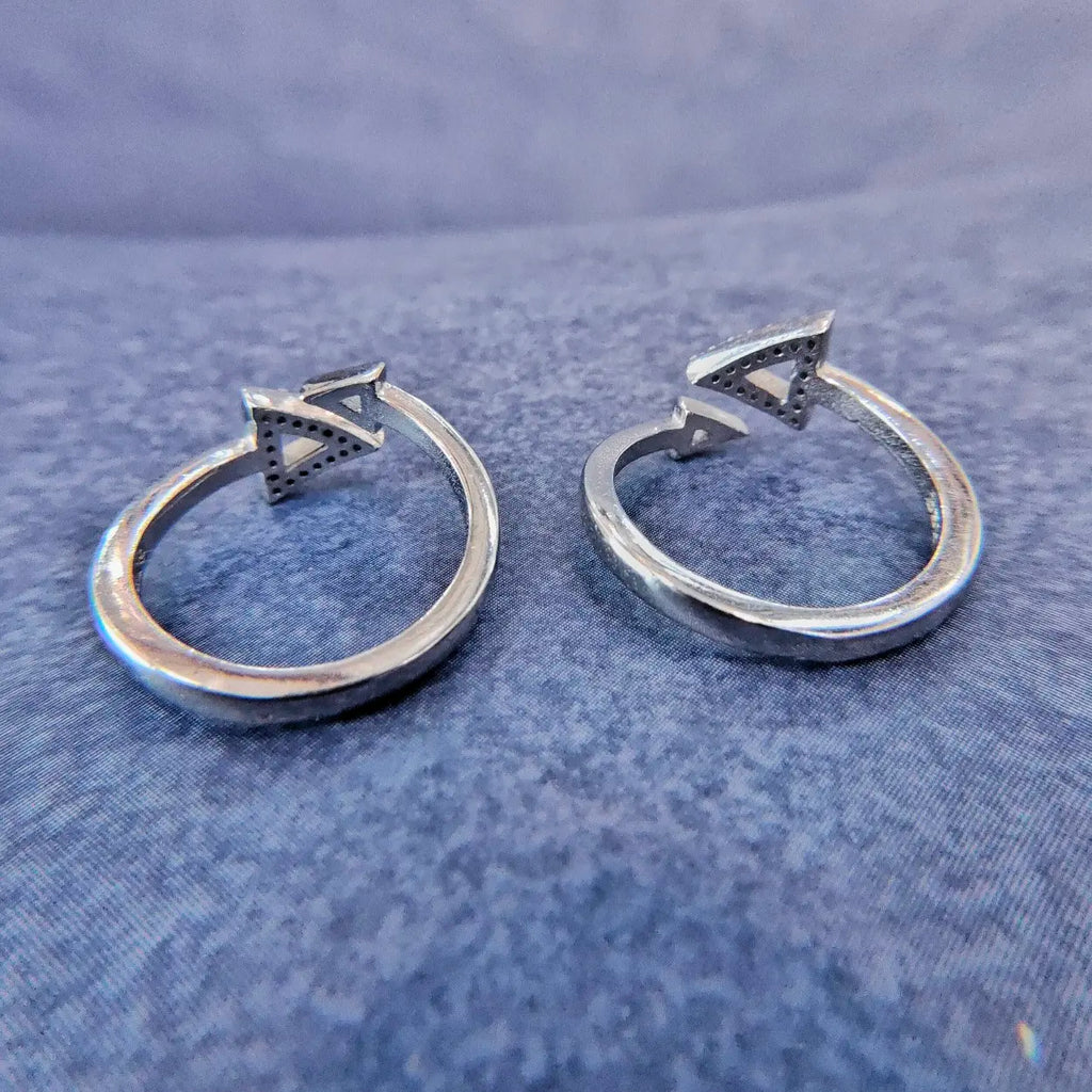 92.5 Silver Triangle Shaped Metti