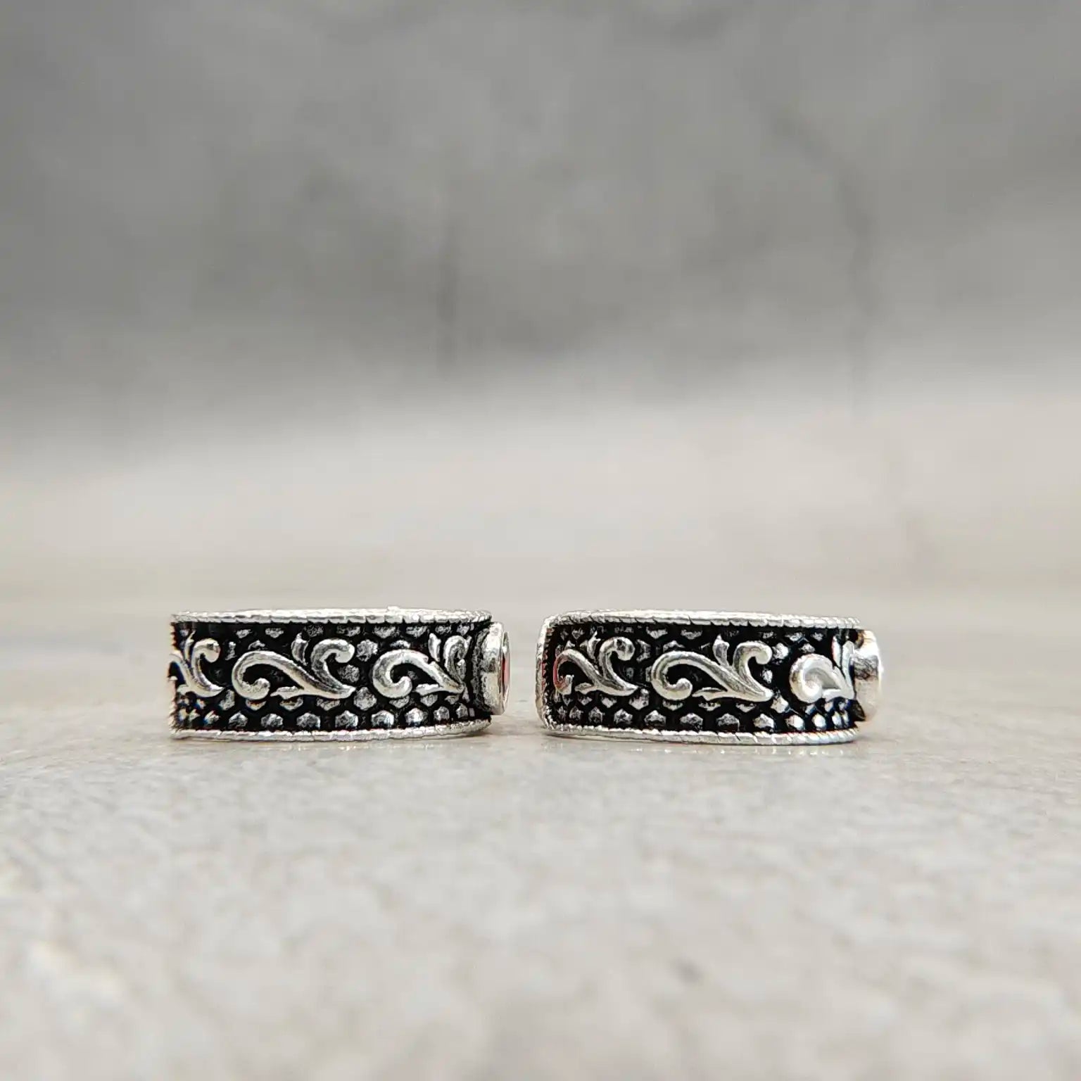 Traditional Antique Stone Silver Metti